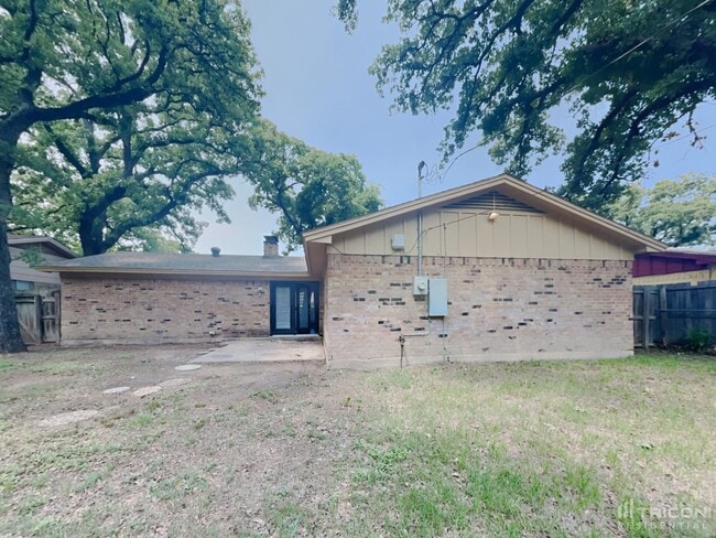 Building Photo - 3328 Woodthrush Ln