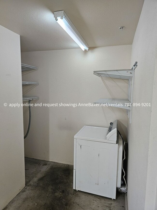 Building Photo - Close to Shopping Cloverdale 2 Bedroom Available Now