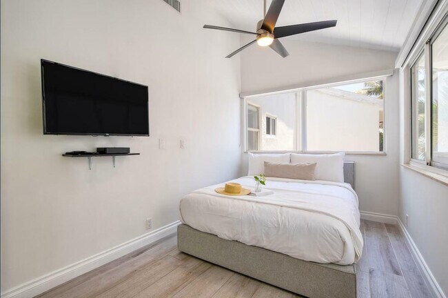 Building Photo - 3350 NE 14th Ct