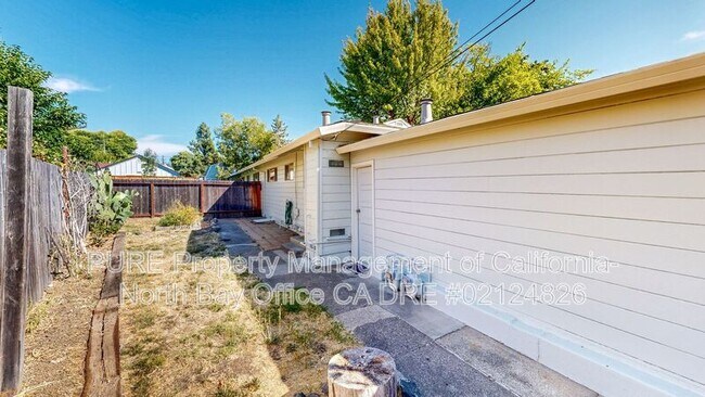 Building Photo - 867 Lorna Dr