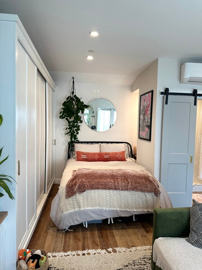 Building Photo - 2933 Midvale Ave