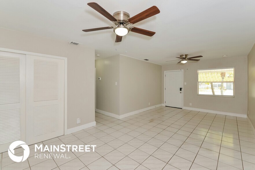 Building Photo - 2300 23rd Ave W