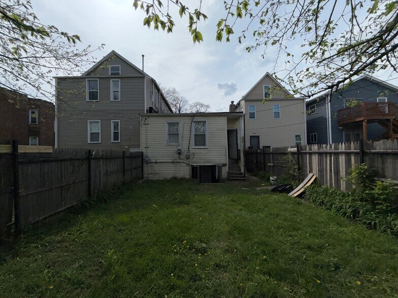 Building Photo - 7423 S St Lawrence Ave