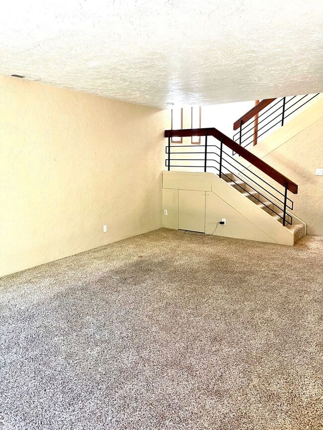 Building Photo - Large Unit! 2-Car Garage Parking! Don't Miss This One!