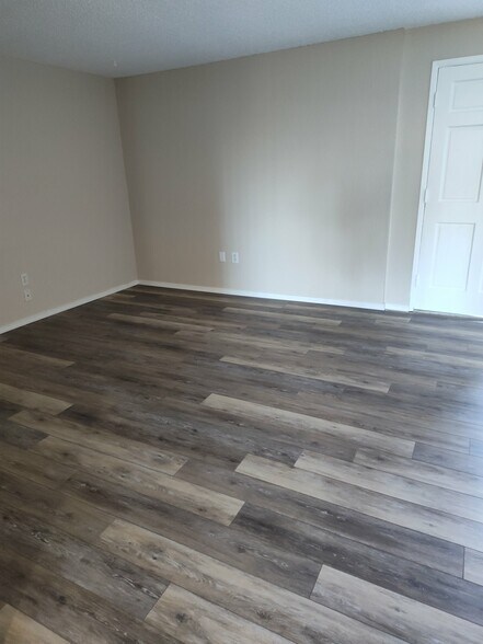 Building Photo - 811 43rd Ave SW