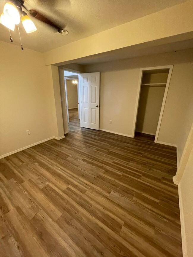 Building Photo - 6 Bed 2.5 Bath 2 Car Garage
