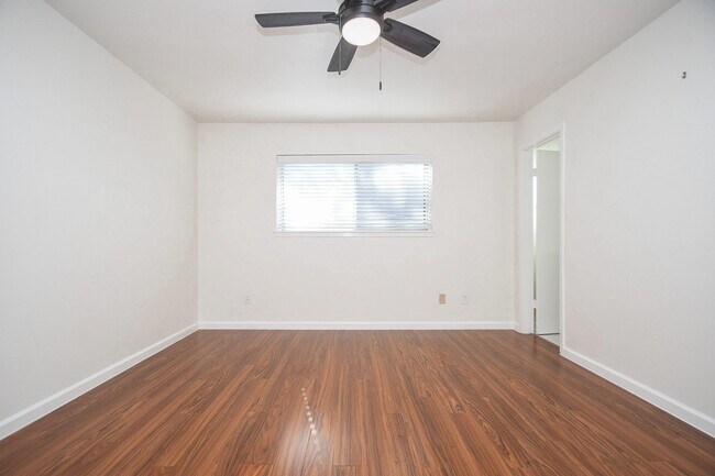 Building Photo - 2515 Valleyfield Dr