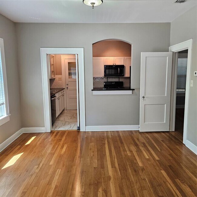 Building Photo - 506 W 7th St