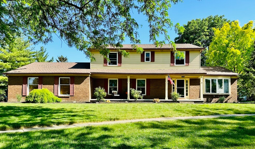 front of home - 8 Applewood Ct W
