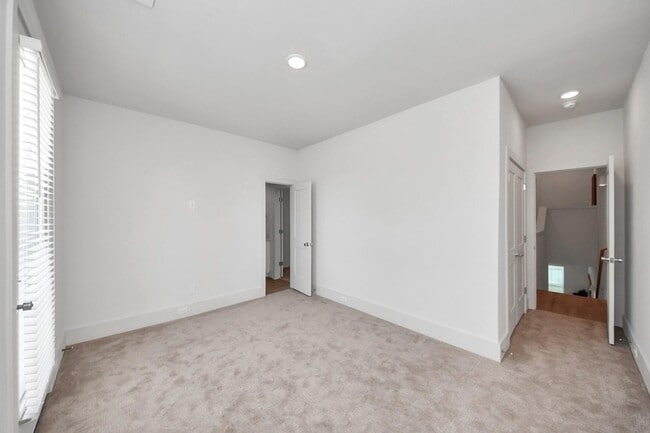 Building Photo - 1032 Glen Ln