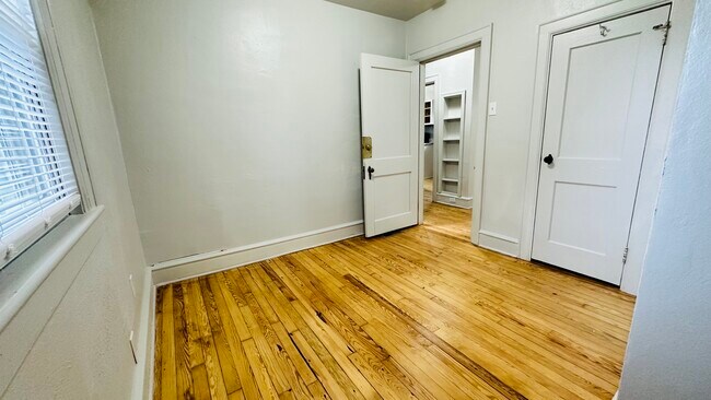 Building Photo - 206 Downes St