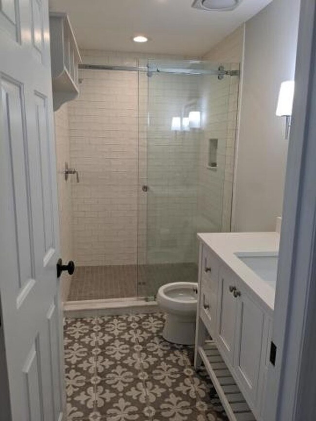 Building Photo - Beautiful 2 BR/1 BA Furnished Apartment Av...