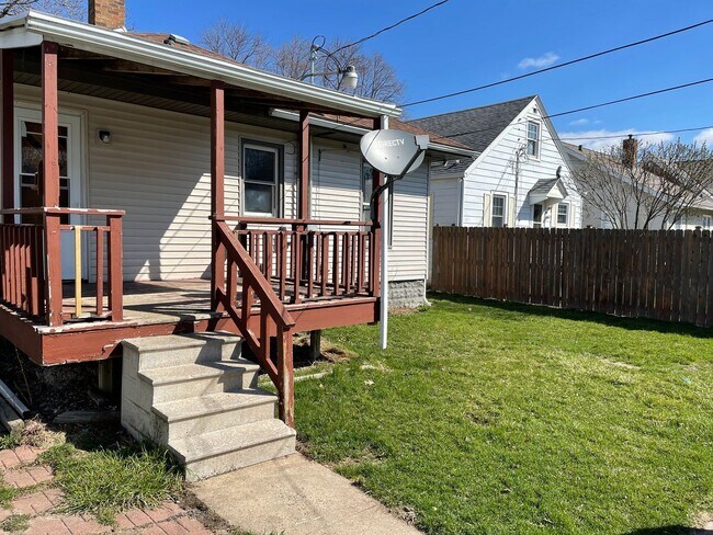 Building Photo - 2 Bed/ 1 Bath with Garage
