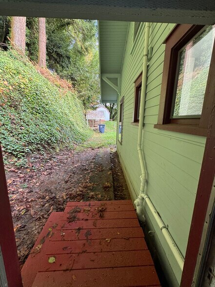 Path to backyard - 95389 Haynes Way Ln