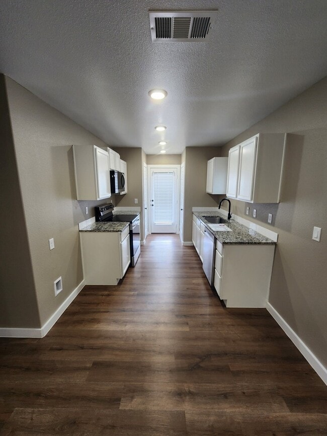 Building Photo - 3 bed 2 bath home, 1 car garage