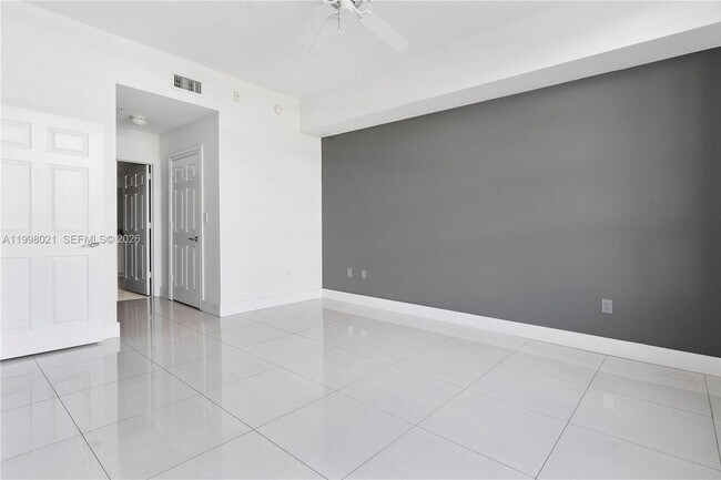 Building Photo - 3001 NE 185th St