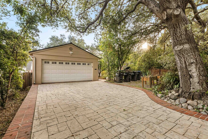 Building Photo - 2450 Hermosita Dr