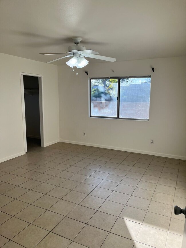 Building Photo - 3BD/2BA Duplex - Hemet