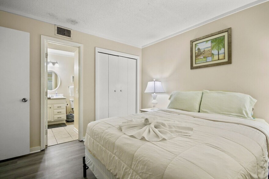 Building Photo - 5905 S Kings Hwy