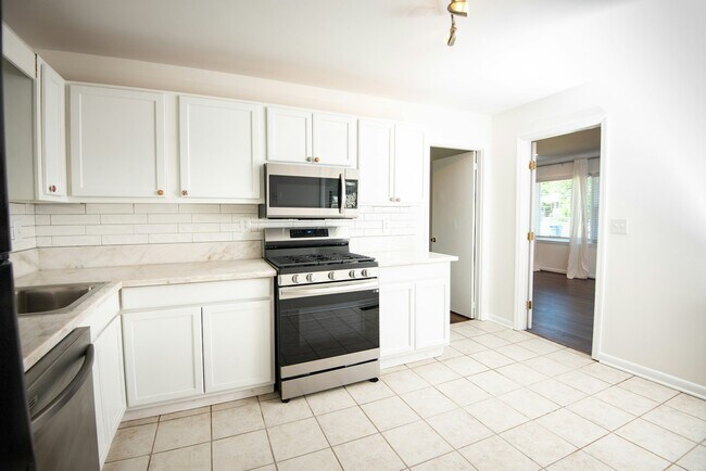 Building Photo - 685 Oakmoor Dr