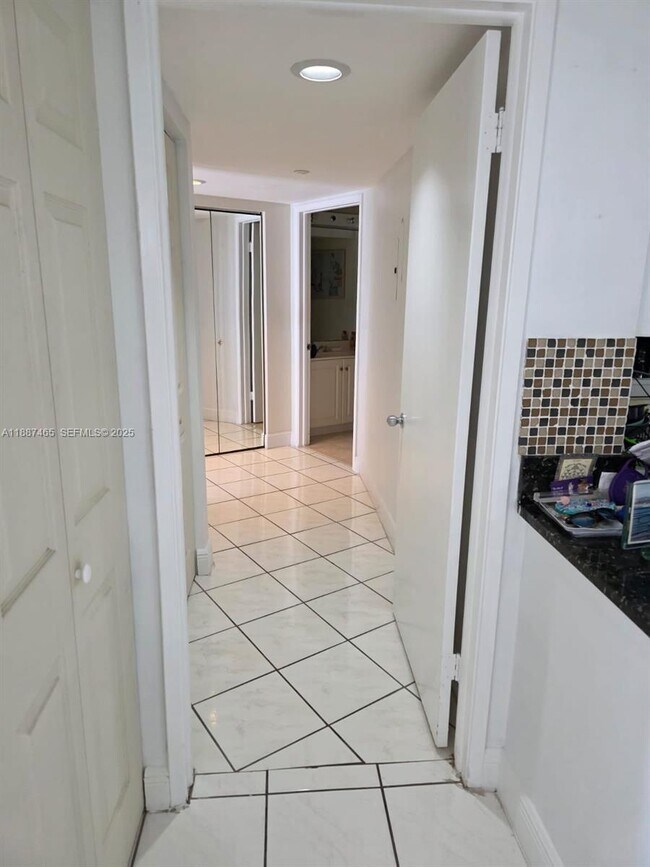 Building Photo - 19195 NE 36th Pl