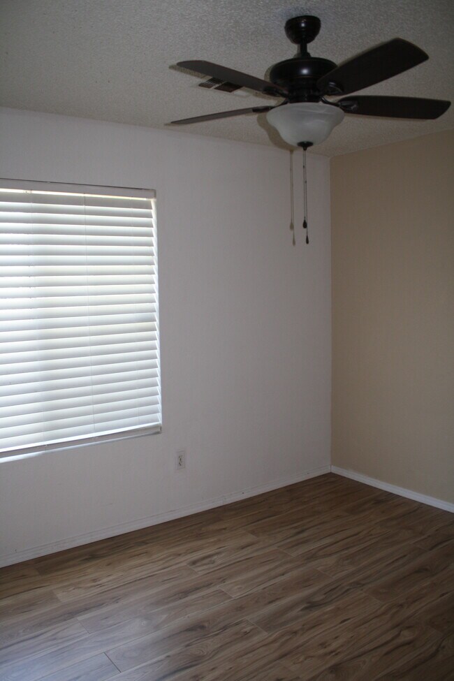 Building Photo - 2119 Foxglove Ct