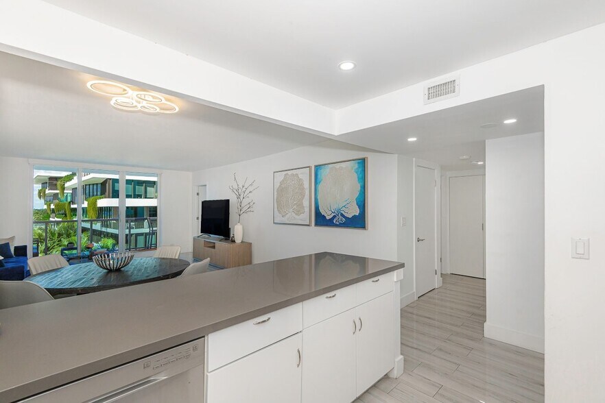 Building Photo - 2301 Collins Ave