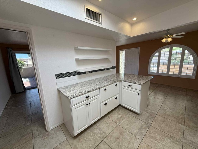 Building Photo - 5204 N Tigua Dr