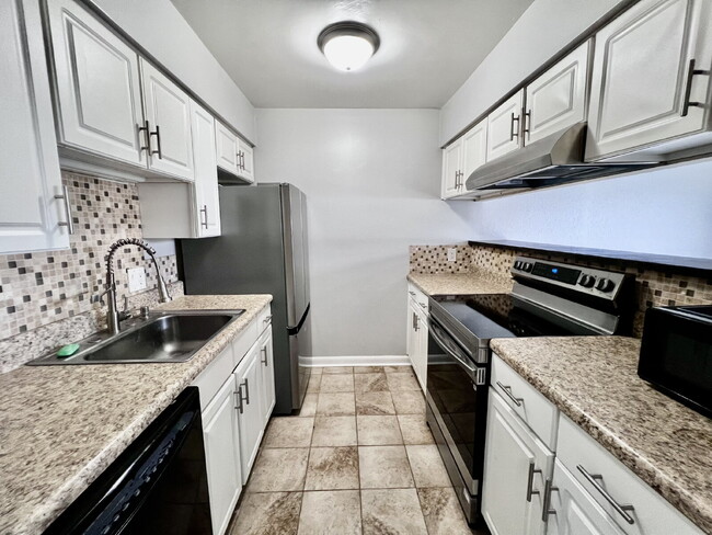 Building Photo - AMAZING 2 BED / 2 BATH CONDO – ONLY 8 BLOCKS FROM THE BEACH!