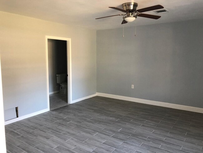 Building Photo - 6022 Lyndhurst Dr