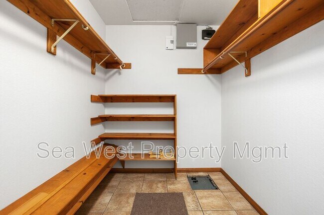 Building Photo - 4000 James Dr