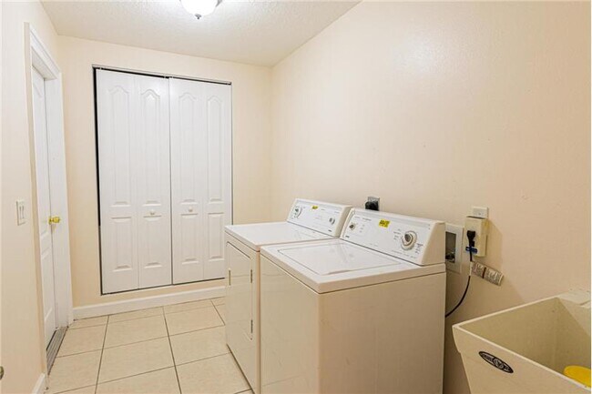 Building Photo - 920 SW Capri St