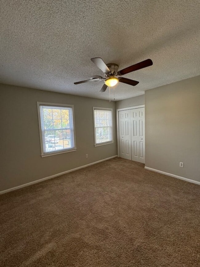 Building Photo - Great Location ! This 2 bedrooms, 1.5 bath townhome is conveniently located in Greer close to sho...