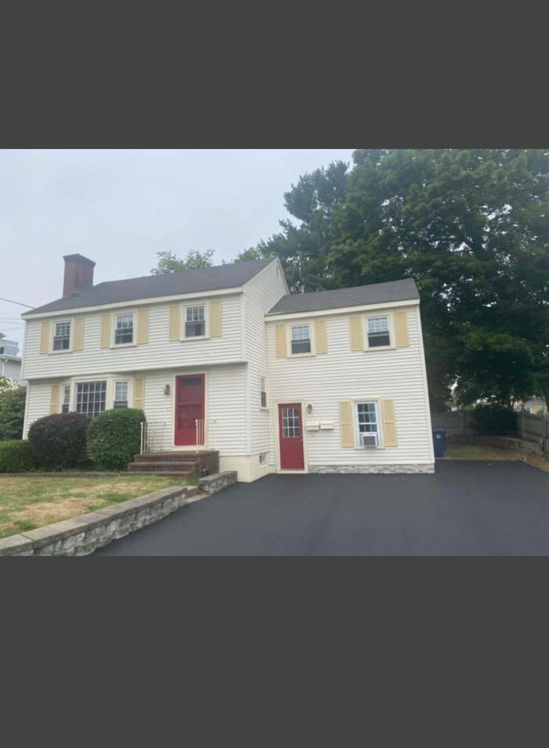 Huge driveway with 5-car parking spots - 324 Elm St
