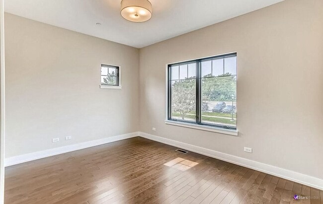 Building Photo - Luxurious 3 bed 3 bath townhome in Glen Ellyn