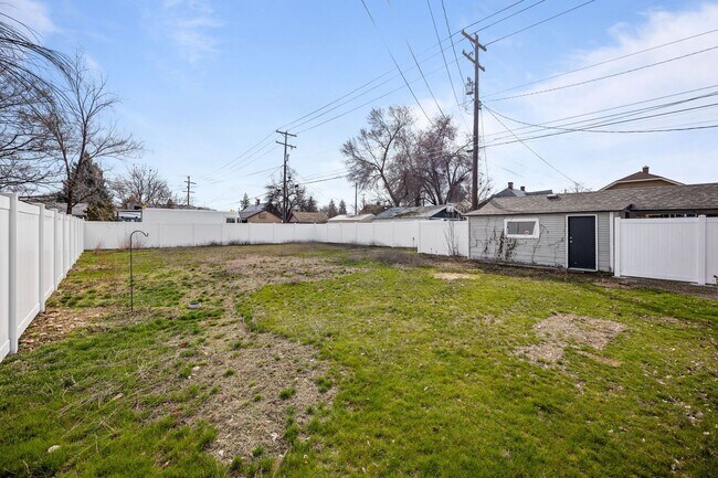 Building Photo - Remodeled 3BR/2BA Brick Bungalow - Fireplace, Finished Basement & Garage