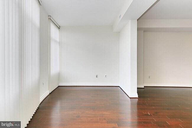 Building Photo - 8220 Crestwood Heights Dr