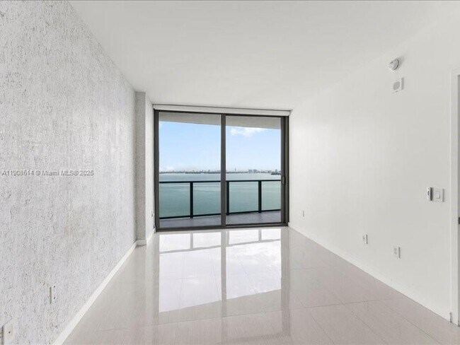 Building Photo - 460 NE 28th St