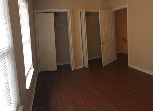 Building Photo - 220 Taliwa Gardens Dr