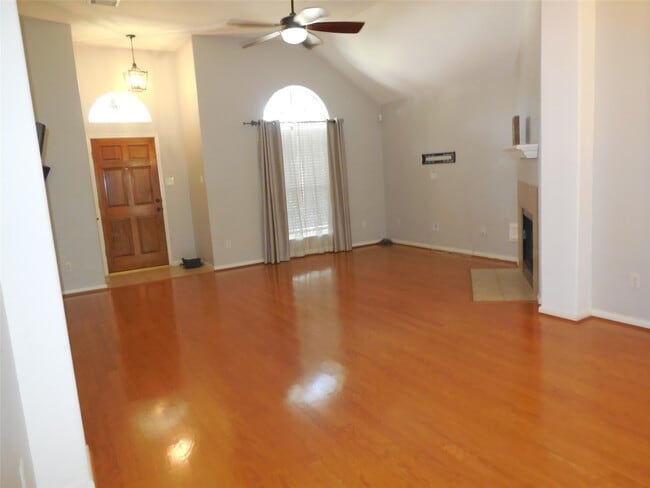 Building Photo - 10523 N Newpark Dr