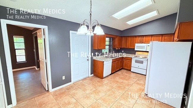 Building Photo - 104 E Osceola St