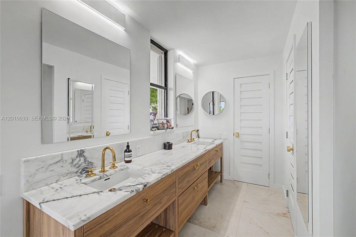 Building Photo - 2575 Brickell Bay Dr