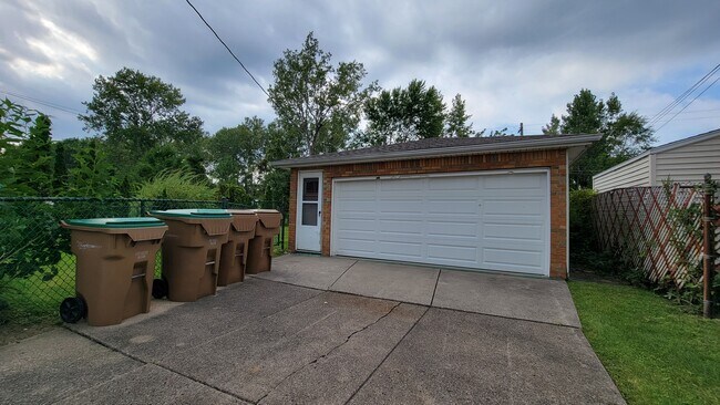 Building Photo - 37 Sandy Ln
