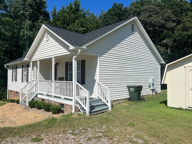 Building Photo - 1000 Meadowgreen Dr