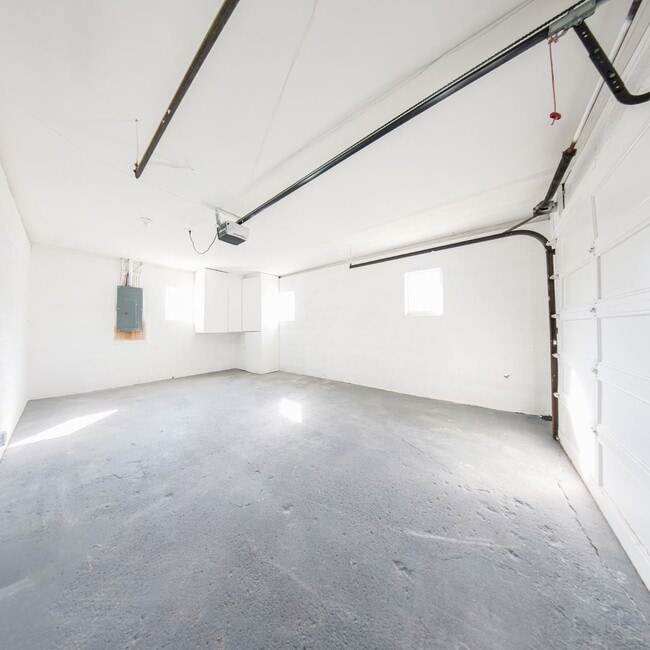 Building Photo - 3 Bedroom One Bathroom updated home