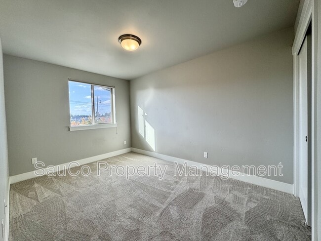 Building Photo - 5715 SE 79th Ave