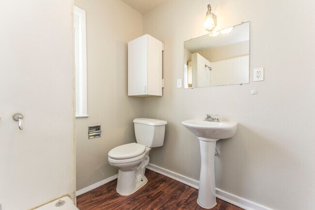 Building Photo - Spacious 2 bedroom 1 bath home