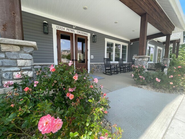 Building Photo - Willet | 4 Bed 3.5 Bath | Garage | 2287 sf | $3120 - $3432 | 8, 9, 13, 14, and 15 month lease terms