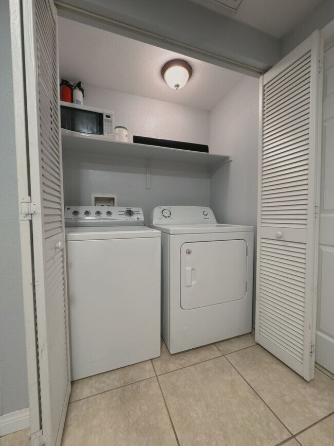 Building Photo - 2b2b Condo