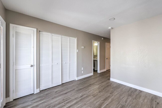 Building Photo - Huge one bedroom condo close community pool and tennis courts.